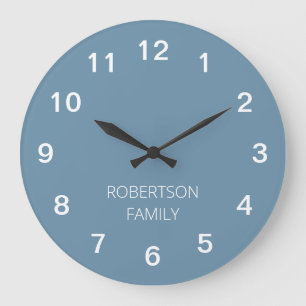 Horloge murale bleue poussiéreuse minimaliste pers