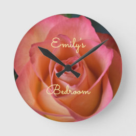 Horloge murale florale rose rose personnalisable