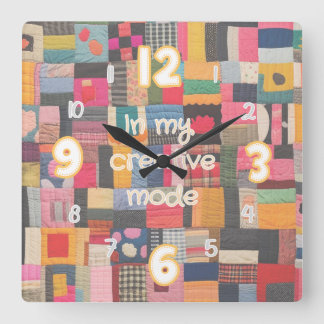 horloge murale multicolore de style quadrillé