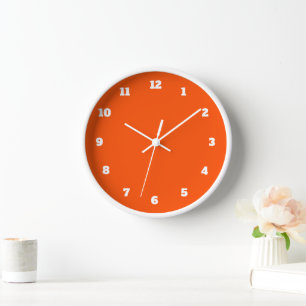 Horloge murale orange avec couleurs et police pers