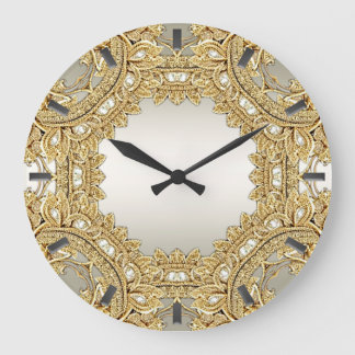 Horloge murale ornée d'or