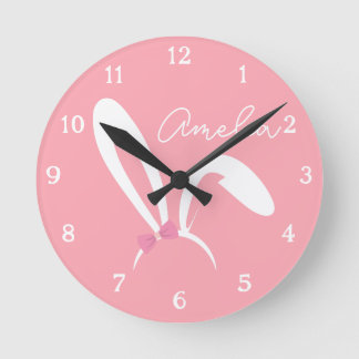 Horloge murale personnalisée de nurserie rose lapi