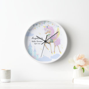 Horloge murale pour un baby shower avec licorne.