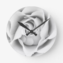 horloge murale rose en argent