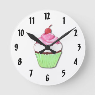 Horloge murale verte et rose de petit gâteau
