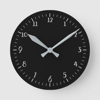 Horloge noire simple avec chiffres blancs