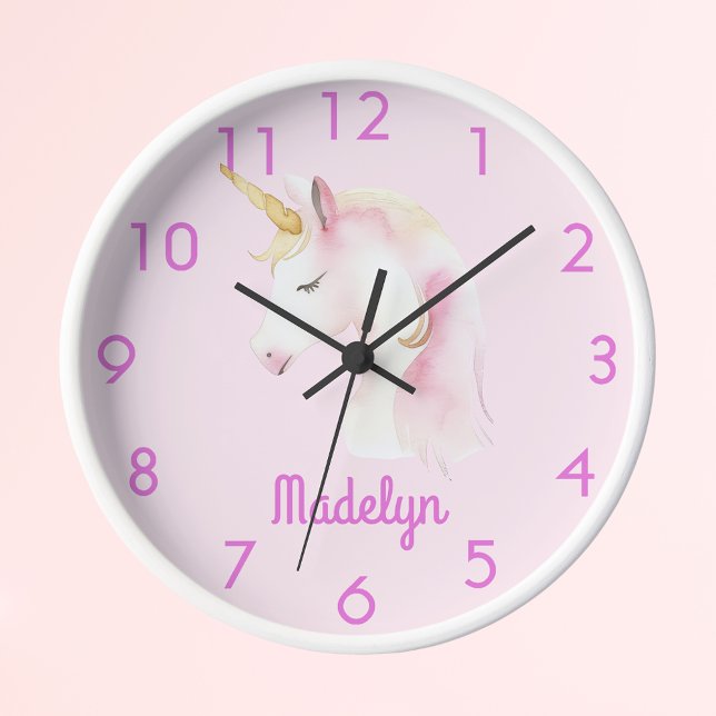 Horloge Nom rose de la licorne (Créateur téléchargé)