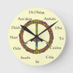 Horloge numérotée irlandaise avec signe de paix