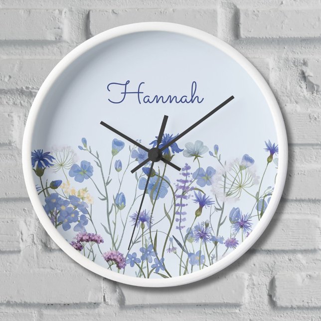 Horloge Ombre de Fleur sauvage d'aquarelle bleu monogramme (In situ wall)