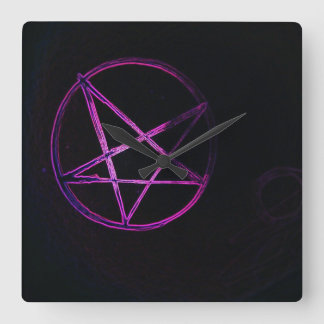 horloge pentagramme violet