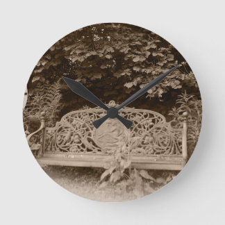 Horloge Ronde A Wall Clock with Old Fashioned Look