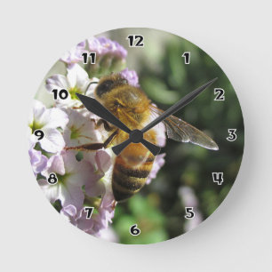 Horloge Ronde Abeille sur l'horloge murale ronde pourpre