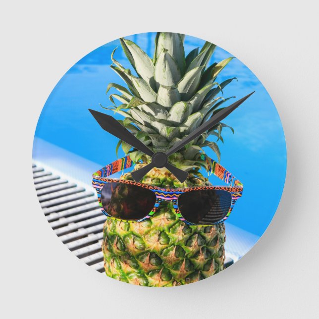 Horloge Ronde Ananas avec lunettes de soleil à la piscine (Recto)