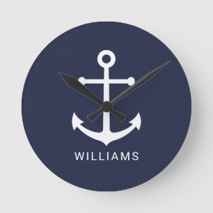 Horloge Ronde Ancre blanche marine et nom personnalisé sur bleu