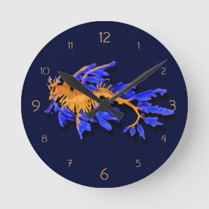 Horloge Ronde Armature en or et en bleu feuillu illustrée