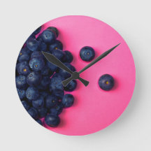 Arrière - plan rose heureux de petites myrtilles -