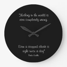 Horloge ronde avec la citation de Paulo Coelho