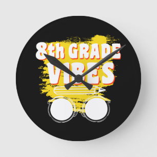 Horloge Ronde Back To School 8th Grade Vibes Shirt First Day Kid