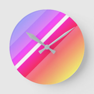 Horloge Ronde Bandes diagonales modernes de Lilac et Rouge