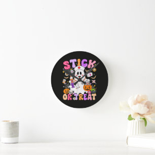Horloge Ronde Bâton drôle ou traiter de fantôme d'infirmière mig