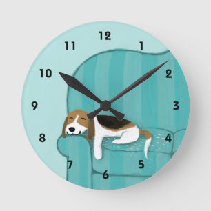 Horloge Ronde Beagle heureux de divan - conception mignonne de
