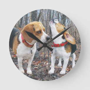 Horloge Ronde Beagles dans l'horloge en bois