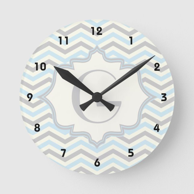 Horloge Ronde Bébé bleu moderne, grey, ivory chevron (Recto)