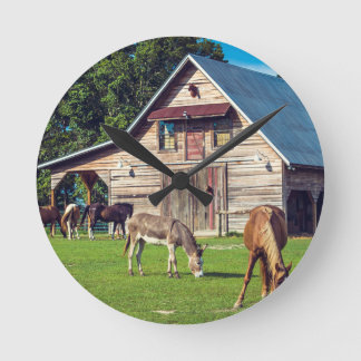 Horloge Ronde Belle scène de ferme avec chevaux et grange
