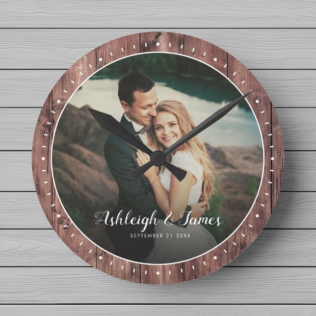 Horloge Ronde Bois de script de photo de mariage moderne rustiqu (Créateur téléchargé)