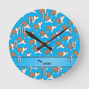 Horloge Ronde Bouledogue nommé personnalisé de bleu de ciel