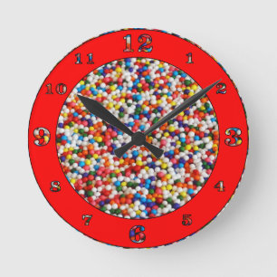 Horloge Ronde Boules de bonbon avec accent de cercle rouge