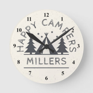 Horloge Ronde Campeurs heureux personnalisés   Camping Rustique 