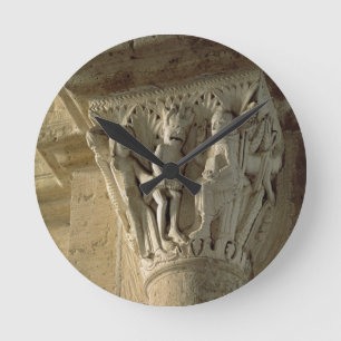 Horloge Ronde Capital de colonne, dépeignant St Benoît exécut