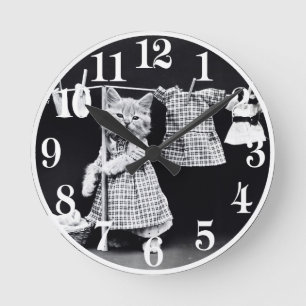 Horloge Ronde Chat mignon faisant la blanchisserie dans la copie