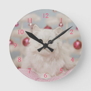 Horloge Ronde Chat persan se reposant sur le coussin rose