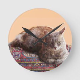 HORLOGE RONDE CHAT TURQUE SUR LA VIEILLE MOQUETTE