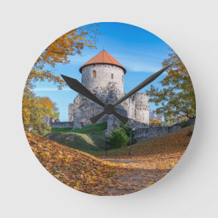 Horloge Ronde Château médiéval entouré de forêt