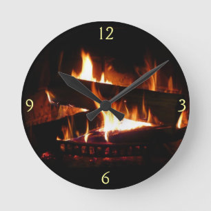 Horloge Ronde Cheminée Chaleureuse Photographie de scène hiverna
