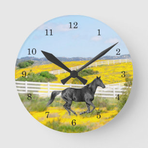 Horloge Ronde Cheval Noir courant dans le champ de fleurs