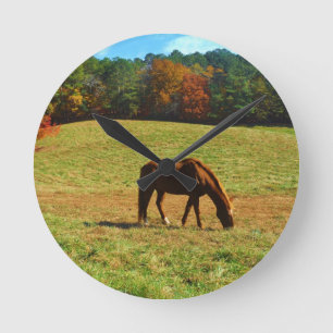 Horloge Ronde Cheval rouge Brown dans les arbres d'automne