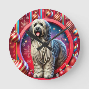 Horloge Ronde Chien hirsute de fête avec décorations de Noël
