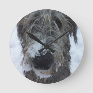 Horloge Ronde chien-loup irlandais jouant dans la neige