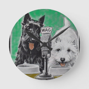 Horloge Ronde Chiens écossais Blackie et Whitie à la radio
