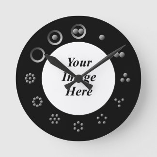 Horloge Ronde Chiffre du centenaire par Kenneth Yoncich