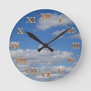 Horloge Ronde Ciel bleu et nuages - chiffres romains d'or