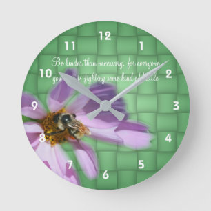 Horloge Ronde Citation de gentillesse Abeille sur Flower Inspira