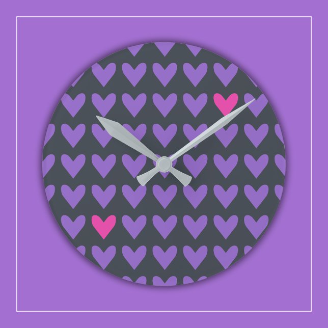 Horloge Ronde Coeurs violets et roses chauds avec des rayures co (Créateur téléchargé)