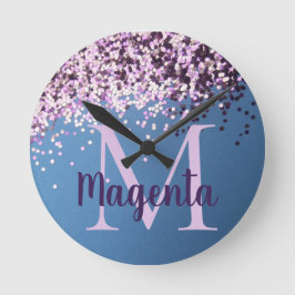 Horloge Ronde Confetti de lavande de monogramme sur bleu        