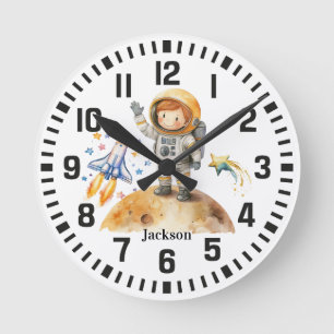 Horloge Ronde Cool Nom personnalisé Astronaut Boy on the Moon