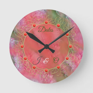 Horloge Ronde Coral, Grass & Peony-pink Blooms Throw Pillow